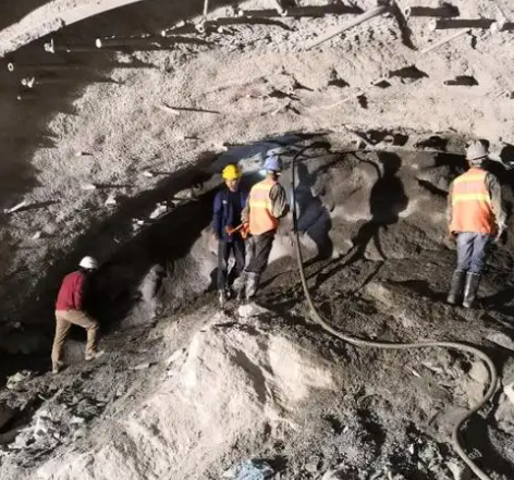 万源拱顶带模注浆料的施工流程及注意事项